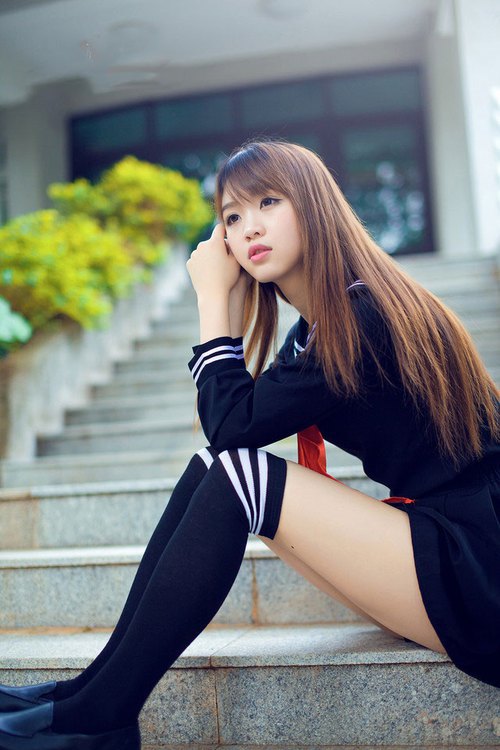 “校园足球比赛亮点纷呈,青少年展现多样才华”,校园足球竞赛